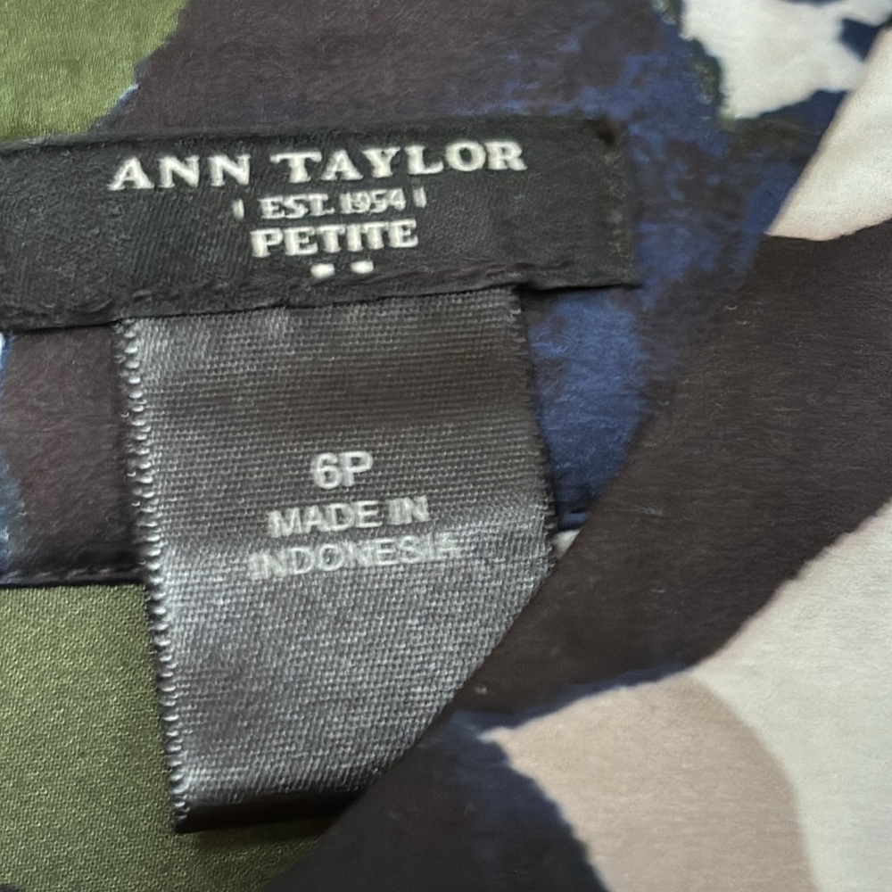 Ann Taylor Petites Floral Print Blouse Size Small Lightweight Business Casual - Picture 3 of 5